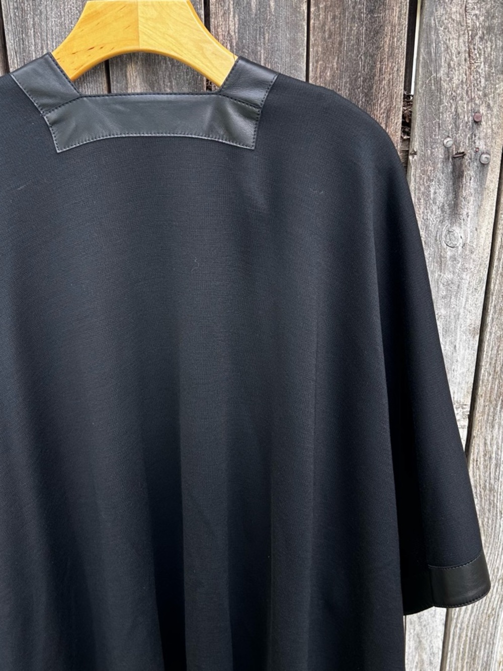 New St. John Milano Knit Leather Trim Cape Wool Rayon Black OS - Picture 10 of 14